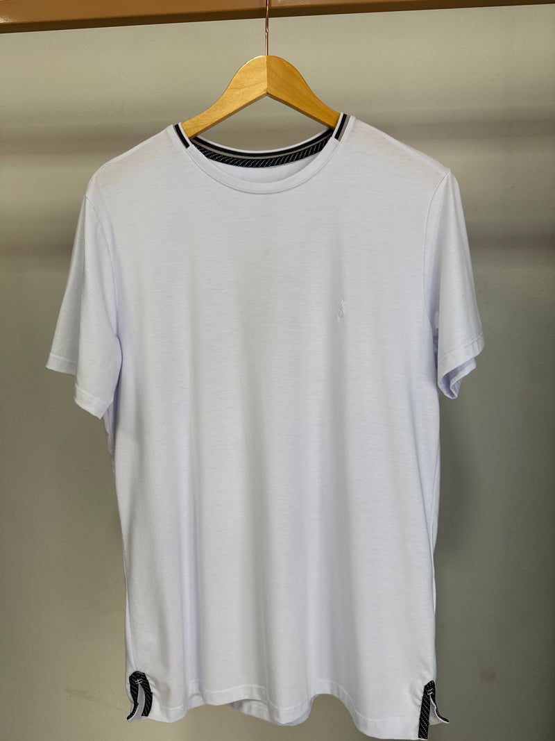 Camisetas com detalhes SALLO